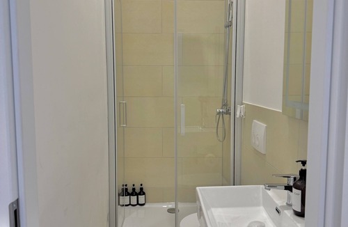 Oberbilk Apartment | Private room with bathroom