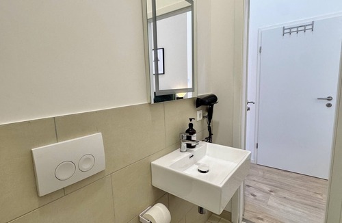 Oberbilk Apartment | Private room with bathroom