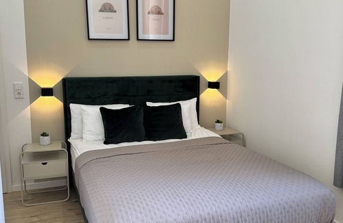 Oberbilk Apartment | Private room with bathroom