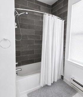 Industry House | Private Room with Dedicated Bathroom & Near Manhattan & Free Parking