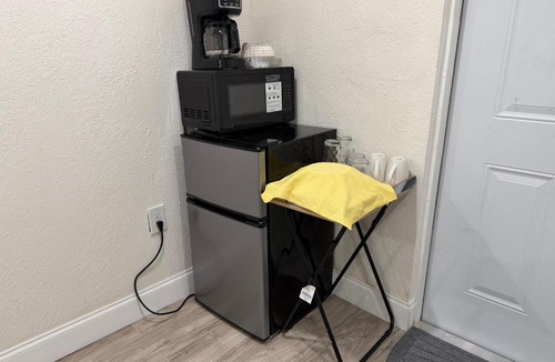 North Miami House | Private Room with Private Entrance North Miami