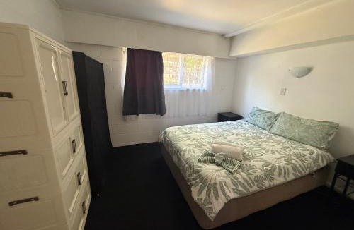 Milford House | Private room with shared bathroom The Beach House Marina