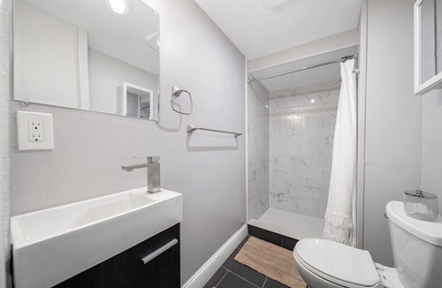 Columbus Park - Andrew Square Apartment | Private Room with Shared Bath in Quiet Street