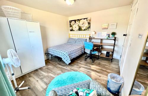 Rainier Valley House | Private Room with Shared Bathrooms with Air Conditioner 10 Minutes To SeaTac Airport