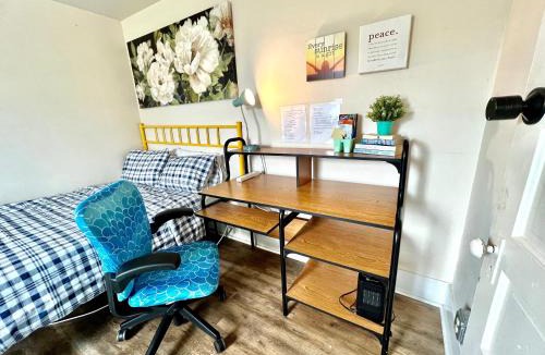 Rainier Valley House | Private Room with Shared Bathrooms with Air Conditioner 10 Minutes To SeaTac Airport