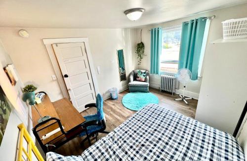 Rainier Valley House | Private Room with Shared Bathrooms with Air Conditioner 10 Minutes To SeaTac Airport