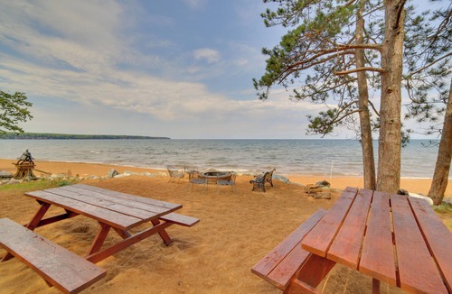 Big Bay House | Private Sandy Beach: Lake Superior Group Retreat