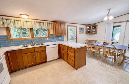 Rowleys Bay House | Private Sandy Beach Retreat on Sand Bay
