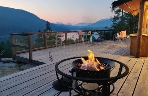 Sunshine Coast Cottage | Private Secluded Cabin, Private Dock, Beach and Water Access, Stunning Lake View