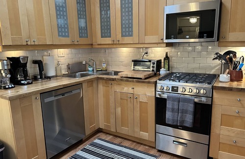 Toluca Lake Cottage | Private, secure guest cottage w/garden close to Universal City.