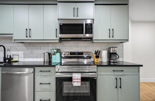 Symons Valley Apartment | Private Sherwood Suite by Park