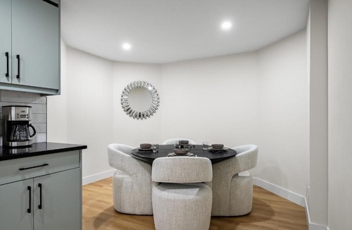 Symons Valley Apartment | Private Sherwood Suite by Park