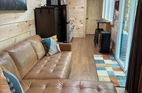 Stanton Cabin | PRIVATE SHIPPING CONTAINER CABIN IN THE WOODS-RED RIVER GORGE-VERY CLEAN-HOT TUB