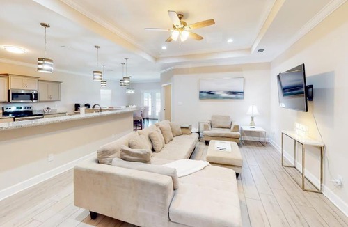 Navarre House | Private snowbird-friendly home with enclosed yard patio grill & washer-dryer