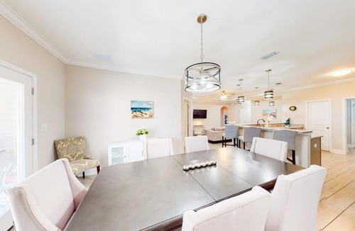 Navarre House | Private snowbird-friendly home with enclosed yard patio grill & washer-dryer