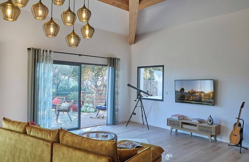 Servian Cottage | Private spa villa south of France ideal for couples or small families.