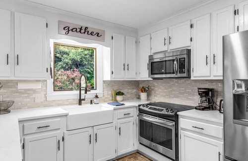 High Point House | Private & Spacious 4BR w/Heated Pool, Hot Tub & Fire Pit - Near HPU & Market