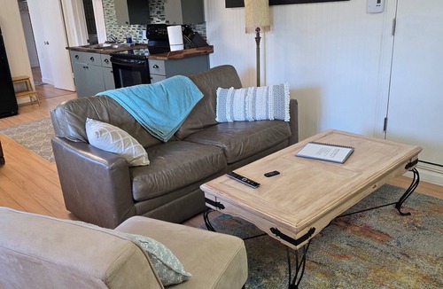 Regional District of Nanaimo Apartment | Private, spacious, bright & cozy apartment close to all amenities.