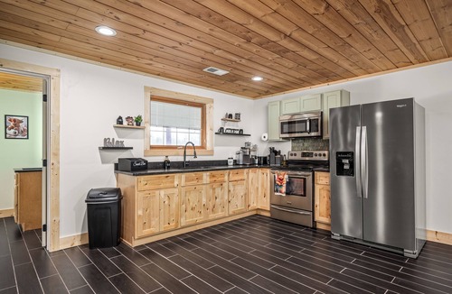 Crossville Cabin | Private Spacious Cabin Retreat Sleeps 17 3 Full Baths Perfect for Groups