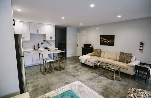 Nelson Apartment | Private, Spacious & Central Suite near lake with AC, 25Km to Whitewater ski hill