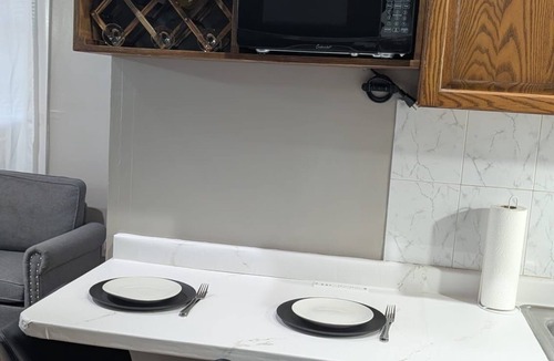 Holbrook House | Private, Spacious, Comfy 1 bedroom Entire Suite, Separate Entry & Onsite Parking