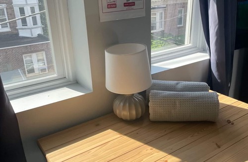 Spruce Hill House | Private, Spacious, Walk-out Deck, Free Parking, Luxury for 5-6 people. PENN.