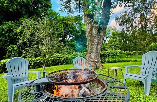 Greenbrier House | Private Speakeasy Apt Bar/Pool Table Fire Pit Rates from 90+/Night