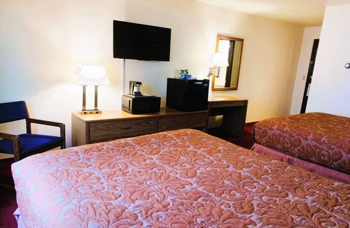 Staples Hotel | Private Stay w/Flat-Screen TV + Breakfast – Steps From Staples Station
