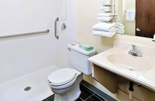 Staples Hotel | Private Stay w/Flat-Screen TV + Breakfast – Steps From Staples Station
