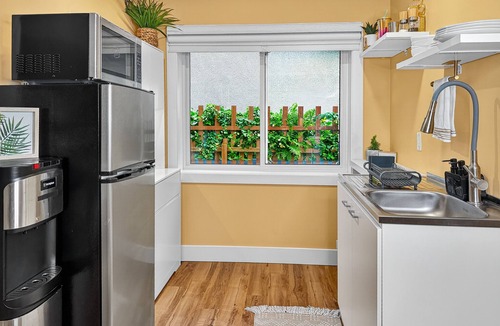 Williams Lake House | Private Studio/5 Min to DT/Self Check-In/75"TV
