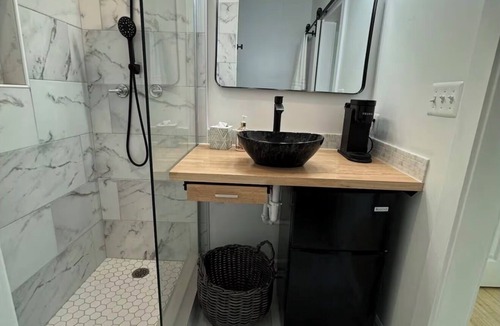 Kingman Park Apartment | Private studio apartment with free parking