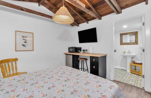 Coral Way Apartment | Private Studio Cabin steps from Calle 8