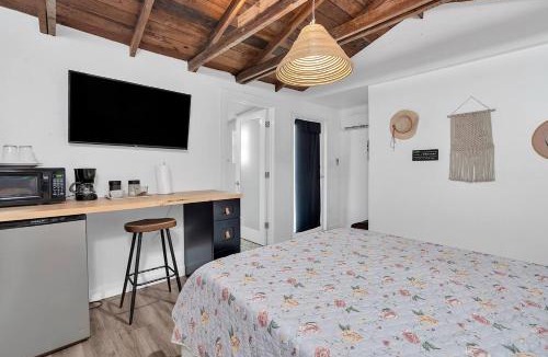 Coral Way Apartment | Private Studio Cabin steps from Calle 8