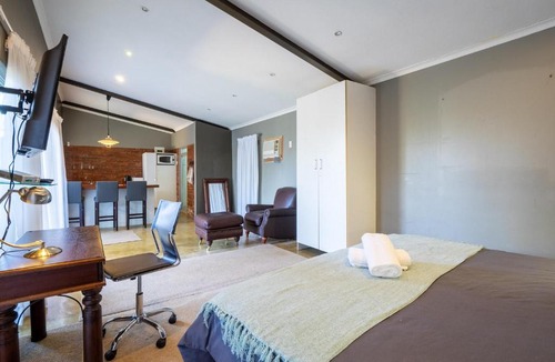 Essenwood Bed & Breakfast | Private Studio flatlet, Uncapped Wifi, Netflix,Full DSTV