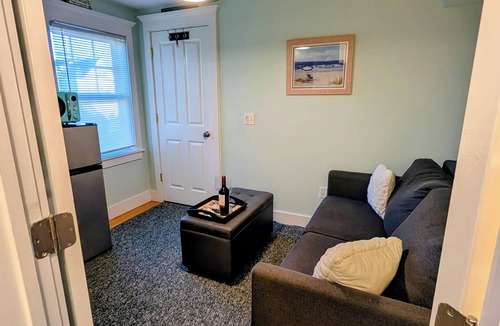 Yachting Village Condo | PRIVATE Studio-Full Bath "1750 John Sullivan House" Downtown-Historic Thames St