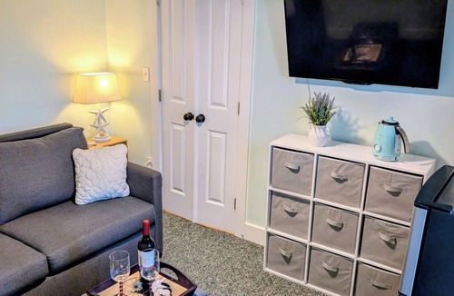 Yachting Village Condo | PRIVATE Studio-Full Bath "1750 John Sullivan House" Downtown-Historic Thames St