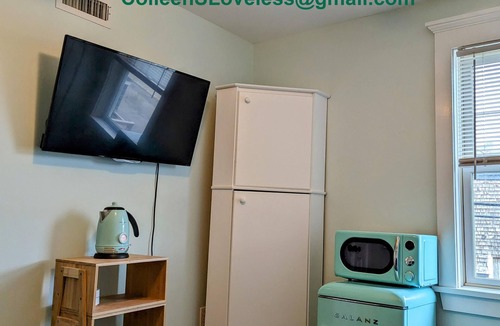 Yachting Village Condo | PRIVATE Studio-Full Bath "1750 John Sullivan House" Downtown-Historic Thames St
