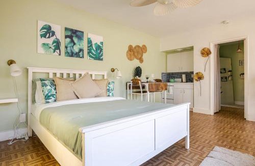 Royal Poinciana House | Private Studio Retreat Patio Near Beach