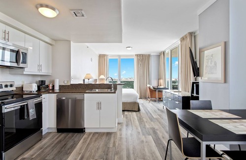 Coconut Grove Hotel | Private Studios with Free Parking at Coconut Grove Hotel