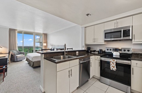 Coconut Grove Hotel | Private Studios with Free Parking at Coconut Grove Hotel