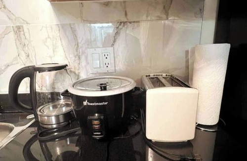 Sunset Apartment | Private suite 1 bed 1 bath - 15 mins YVR/downtown