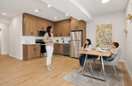 Chestermere House | Private Suite » Near Canal » AC » King Bed/w TV