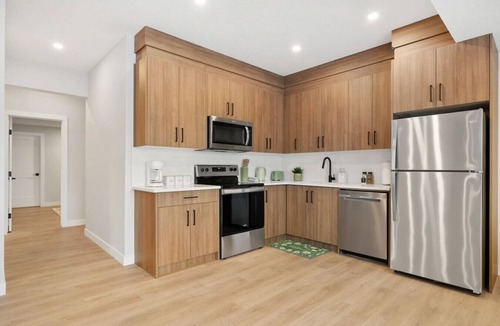 Chestermere House | Private Suite » Near Canal » AC » King Bed/w TV