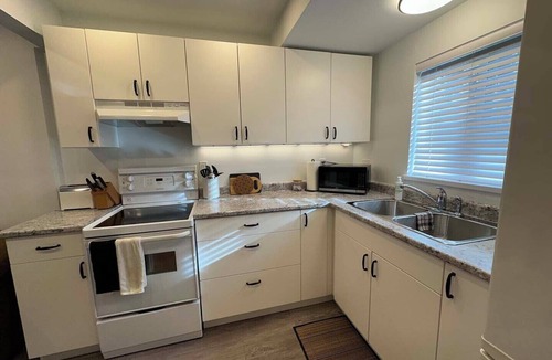 Powell River Apartment | Private suite steps away from the ferry and some of Powell River's best dining.