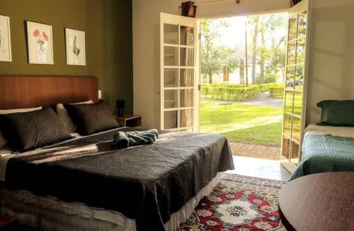 Itapetininga House | Private Suite with Kitchen & Pool Access