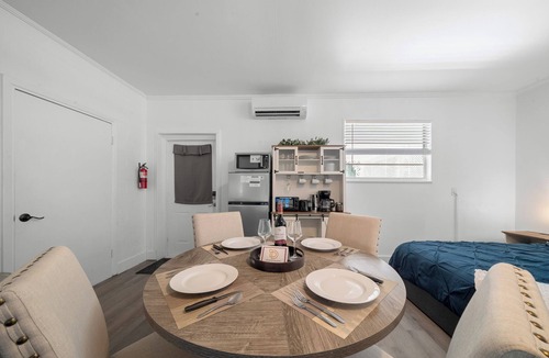 Ocala House | Private suite with pool access near WEC, Downtown, Restaurants, Publix & More!