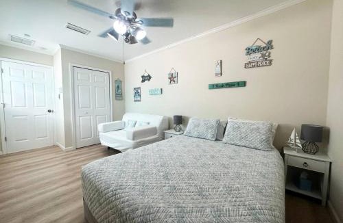 Largo House | Private Suite with Private Gym&Patio, Minutes to Beaches, Up to 4 Guests