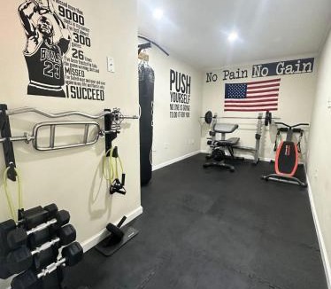 Largo House | Private Suite with Private Gym&Patio, Minutes to Beaches, Up to 4 Guests
