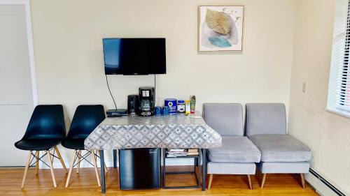 Seafair House | Private Suite with Separated Entrance Monica's Home