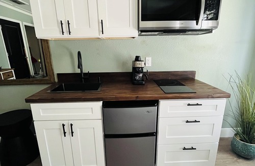 Duckpond Apartment | Private suite with own entry in vibrant Gainesville